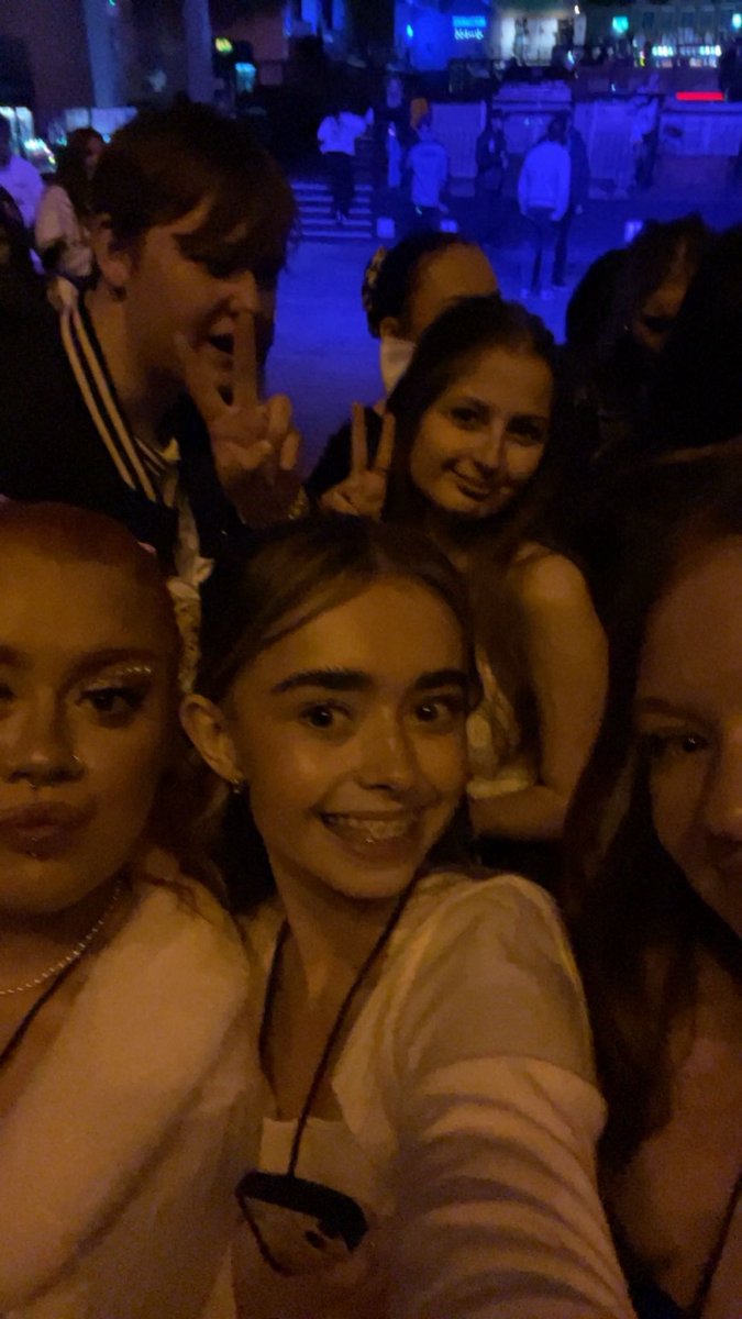 cam ⋆˚࿔ is seeing ariana 🫧 tweet media