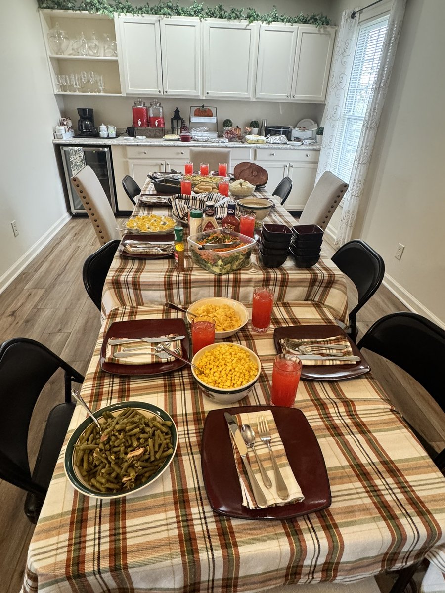 SharpNetwork's tweet image. My momma always has a beautiful table!  Happy Thanksgiving!