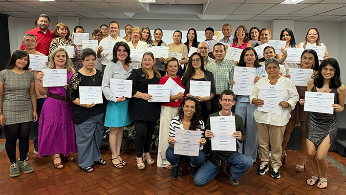 Navidad hecha a mano: padres exhiben su muñequería navideña en la EAM.
eam.edu.co/navidad-hecha-…