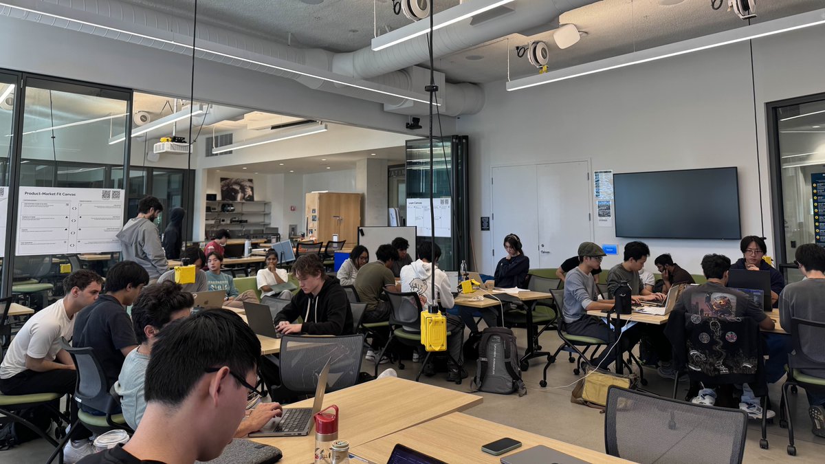 helixdb's tweet image. Thanks everyone for the amazing turn out at UC San Diego last weekend! 💻🤖

Looking forward to the next one :)