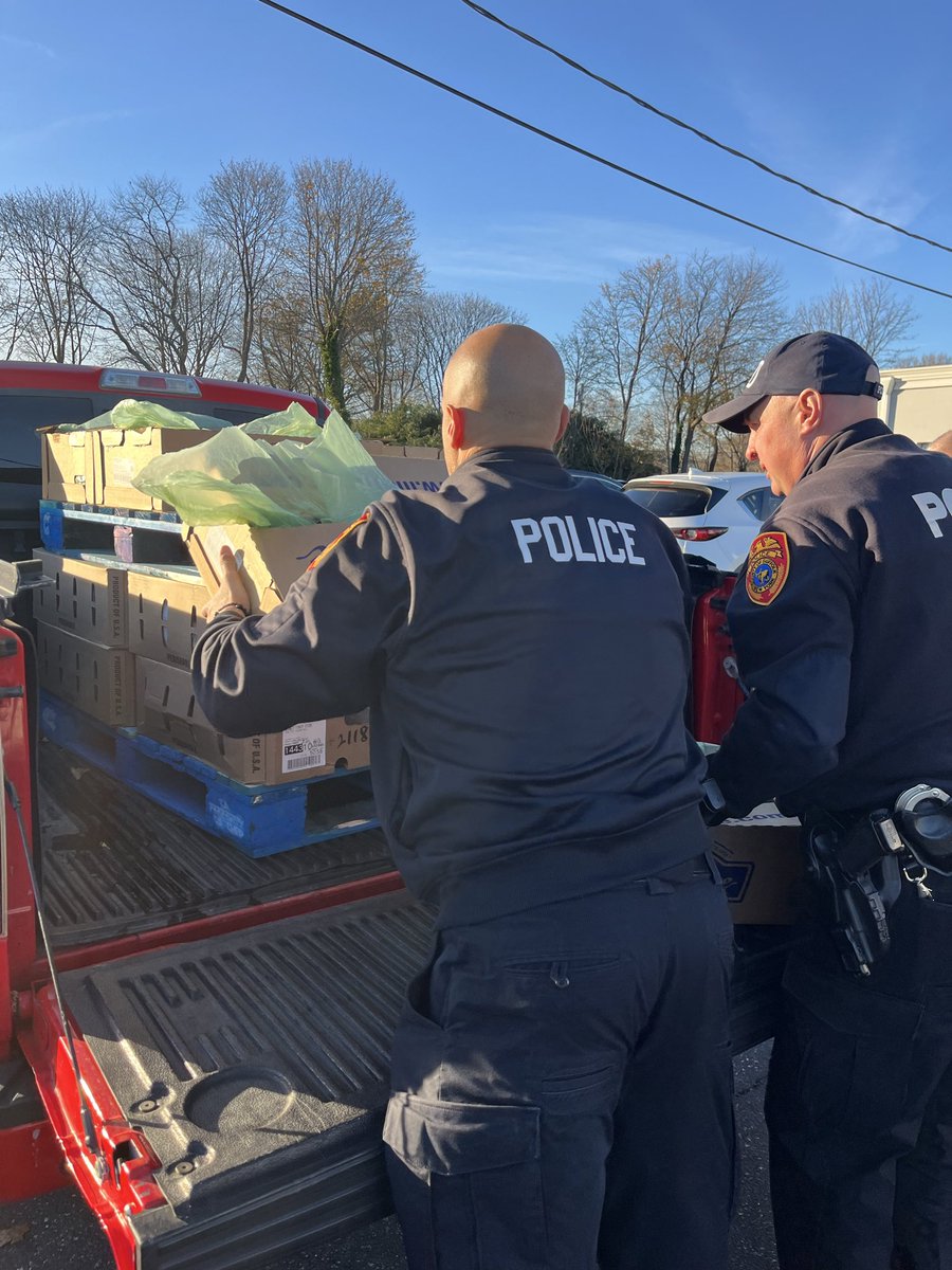 SCPD5thPrecinct's tweet image. Happy Thanksgiving from the SCPD 5th Precinct! Today  we are thankful for our veterans and their sacrifices for our country. Each year 5th PCT officers and staff donate money to purchase turkeys to provide to our local veterans. This year we were able to donate 80 turkeys