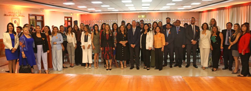PoderJudicialPY's tweet image. 🔴Con el lema “Mujeres en la Justicia”, la Vicepresidenta 1era de la Corte Suprema de Justicia, Dra. Carolina Llanes, junto con los Ministros, Dres. Alberto Martínez Simón y Luis M. Benítez Riera; el embajador del Reino de España en Paraguay, Javier Parrondo Babarro, y la titular…