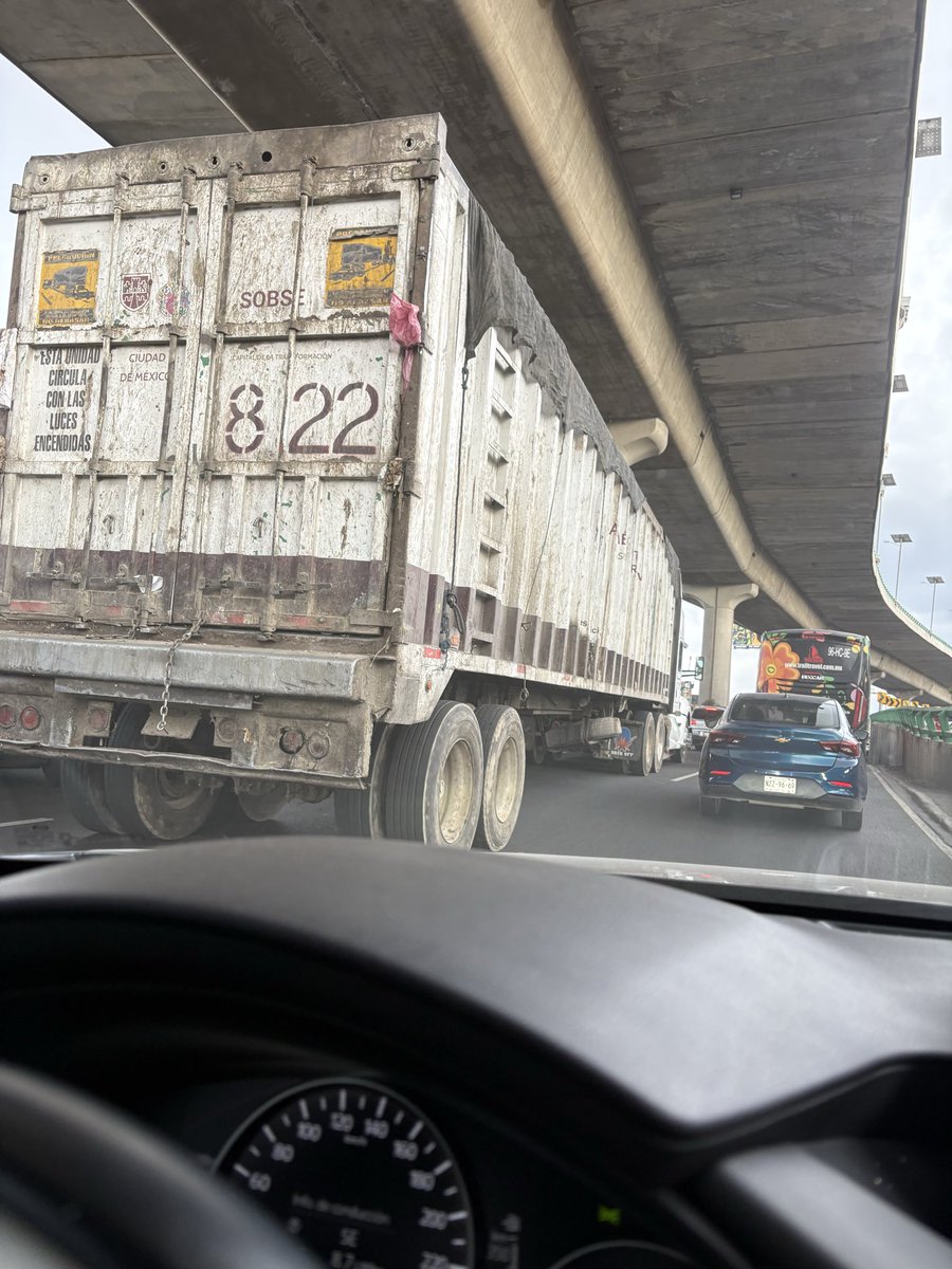 Trailers y camiones de volteo de la CDMX  sobre carriles centrales de periférico porque nos vale madre el reglamento de tránsito  <a href="/AlcaldiaBJ_CDMX/">Alcaldía Benito Juárez CDMX</a> <a href="/TransitoCdMx/">Tránsito CdMx</a>