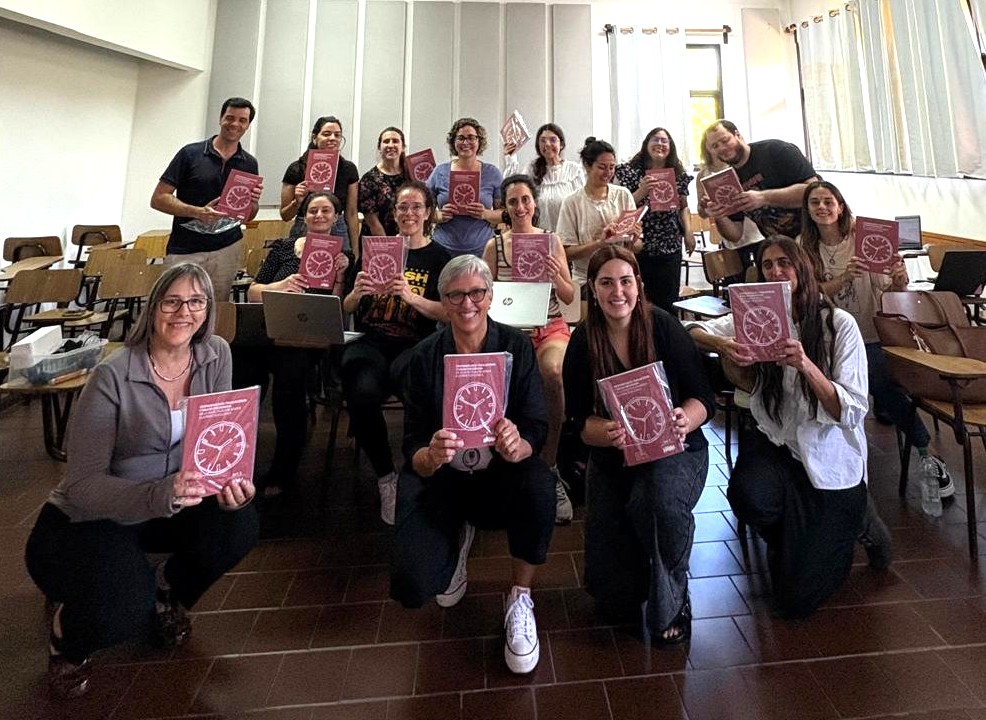 Terminaron las clases y talleres del Curso de posgrado SALUD CIRCADIANA con una sorpresa: llegó impreso el libro Cronobiología Traslacional y Salud Circadiana y no nos aguantamos de compartirlo con los/las estudiantes

<a href="/BTassino/">Bettina Tassino - @BTassino.bsky.social</a> <a href="/AnaSilv38535817/">Ana Silva</a> <a href="/valepazperez/">Valentina Paz</a> <a href="/JuliCast2/">Julieta Castillo</a> Mariana