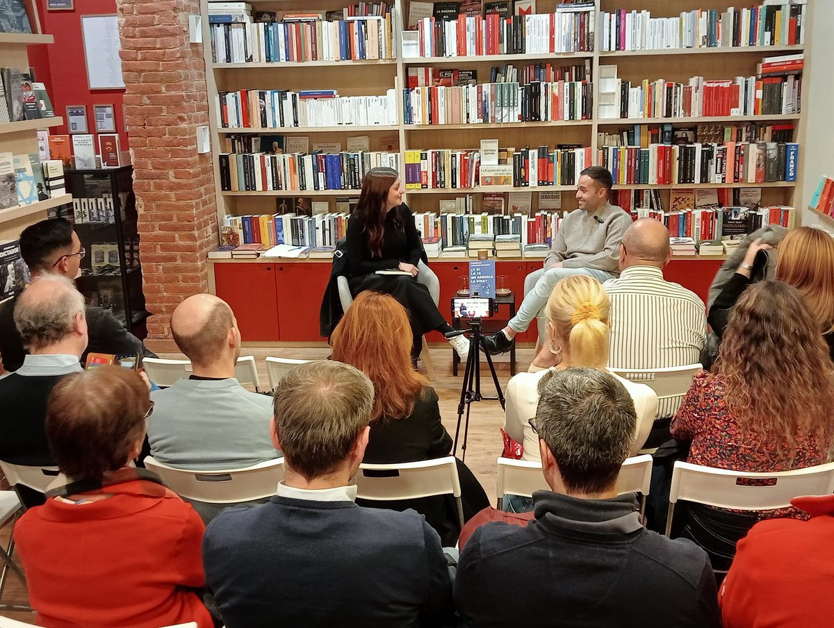 Esta tarde asistimos a la presentación del libro "¿Y si la IA me arregla la vida?" de nuestro docente e investigador Christian Velasco en el Espacio <a href="/dykinsonlibros/">Librería - Editorial Dykinson 📚</a> de Madrid. Se trata de una guía práctica y divertida para aprender a usar la inteligencia artificial.