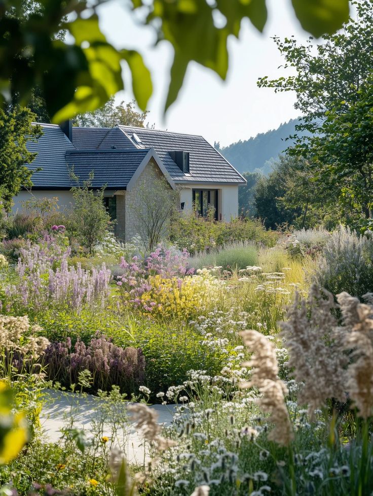 Botanichka's tweet image. Природные цветники «новой волны»: простор, обилие злаков и трав, и потрясающие ароматы!

Сады «новой волны» отличаются от классических цветников тем, что создают впечатление дикой природы.

А как вы относитесь к данному направлению в ландшафтном дизайне?
#ландшафтный_дизайн