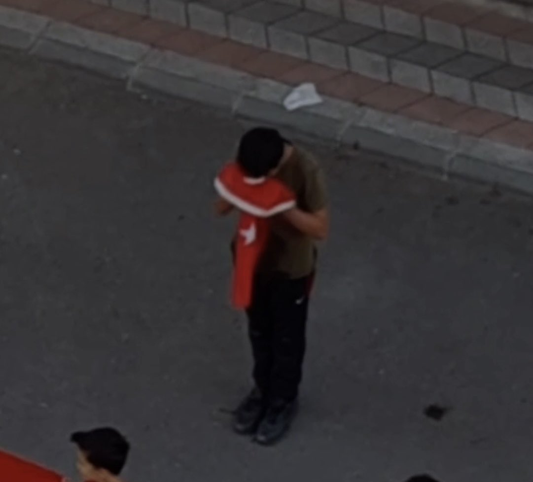 Kardeşim 17 yaşındaydı,kendi gibi çocukların zorbalandığını görünce onları korudu.Bu yüzden de 18 yaşındaki katil tarafından karanlıkta haince bıçaklanarak katledildi.Milli sporcu olup bayrağımızı dalgalandırmak istiyordu Berkay. #BuyrunÇocuk