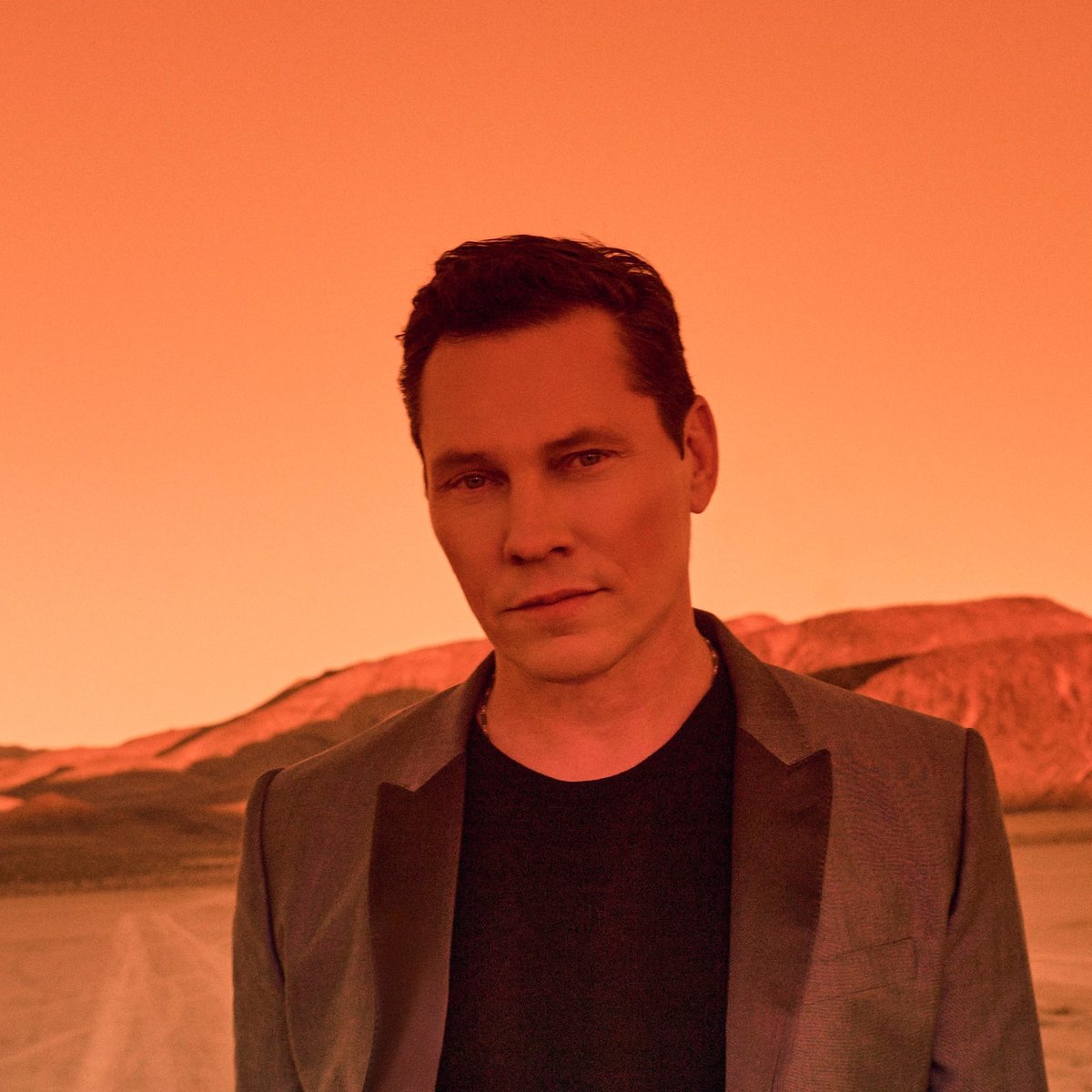 Tiësto’s run in trance shaped an entire generation. 

Here’s a thread looking back at the tracks that defined his legacy and changed dance music forever. 🧵👇