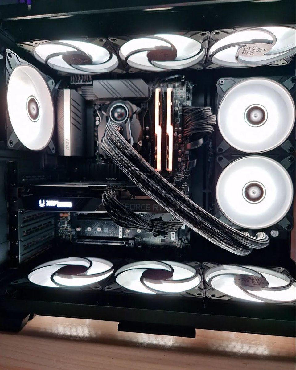 ZOTAC_USA's tweet image. 🕰️✨Monochrome and timeless with the ZOTAC GAMING GeForce RTX 3060 Ti.⚪🖤

📷 IG: pierdamaut

#RTX3060Ti #RTX30 #Tech #GPU #TBT #PCHardware #PCComponents #GamingPC #PCBuild