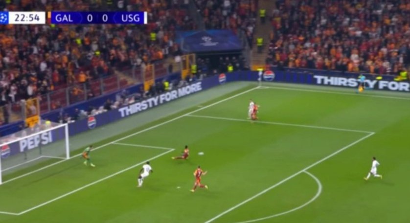 🚨 Turkish sports club Galatasaray removed the "FreePalestine" banner from the stadium after signing a sponsorship agreement with Coca-Cola.

Before/After