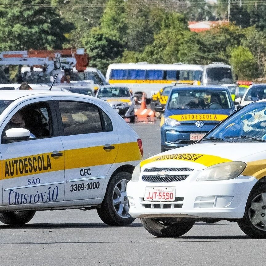 updatecharts's tweet image. Lula e Renan Filho, ministro dos transportes, anunciarão o FIM DA OBRIGATORIDADE da autoescola no dia 3 de DEZEMBRO.