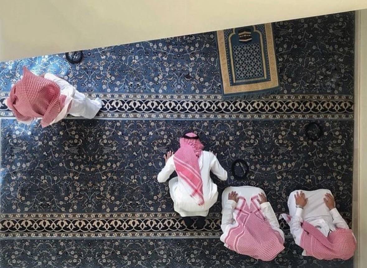 " ما فقدنا فيك الرجاء .. حاشاك!
هيَ أضغاثُ أحزانٍ تأتي وتذهبُ "