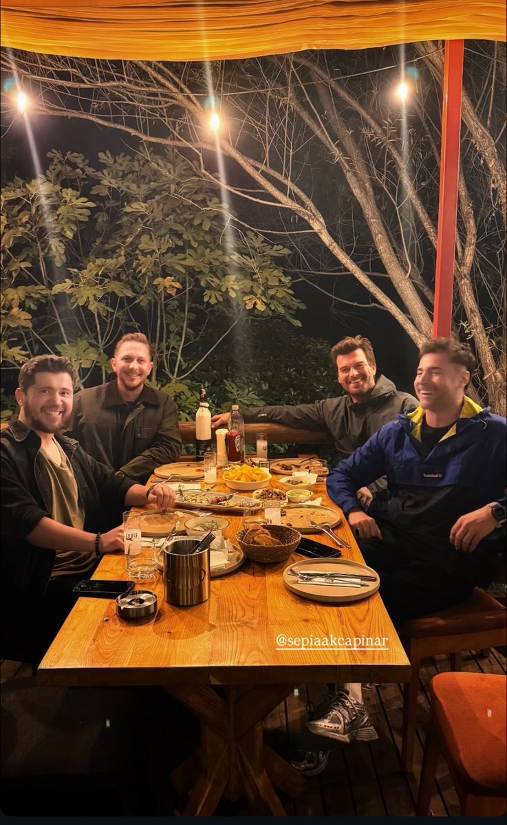 kivanc_kosovo's tweet image. new | kıvanç tatlıtuğ with kıvanç kasabali and friends today in akyaka, mugla region via ferhanaydin 

#kıvançtatlıtuğ
