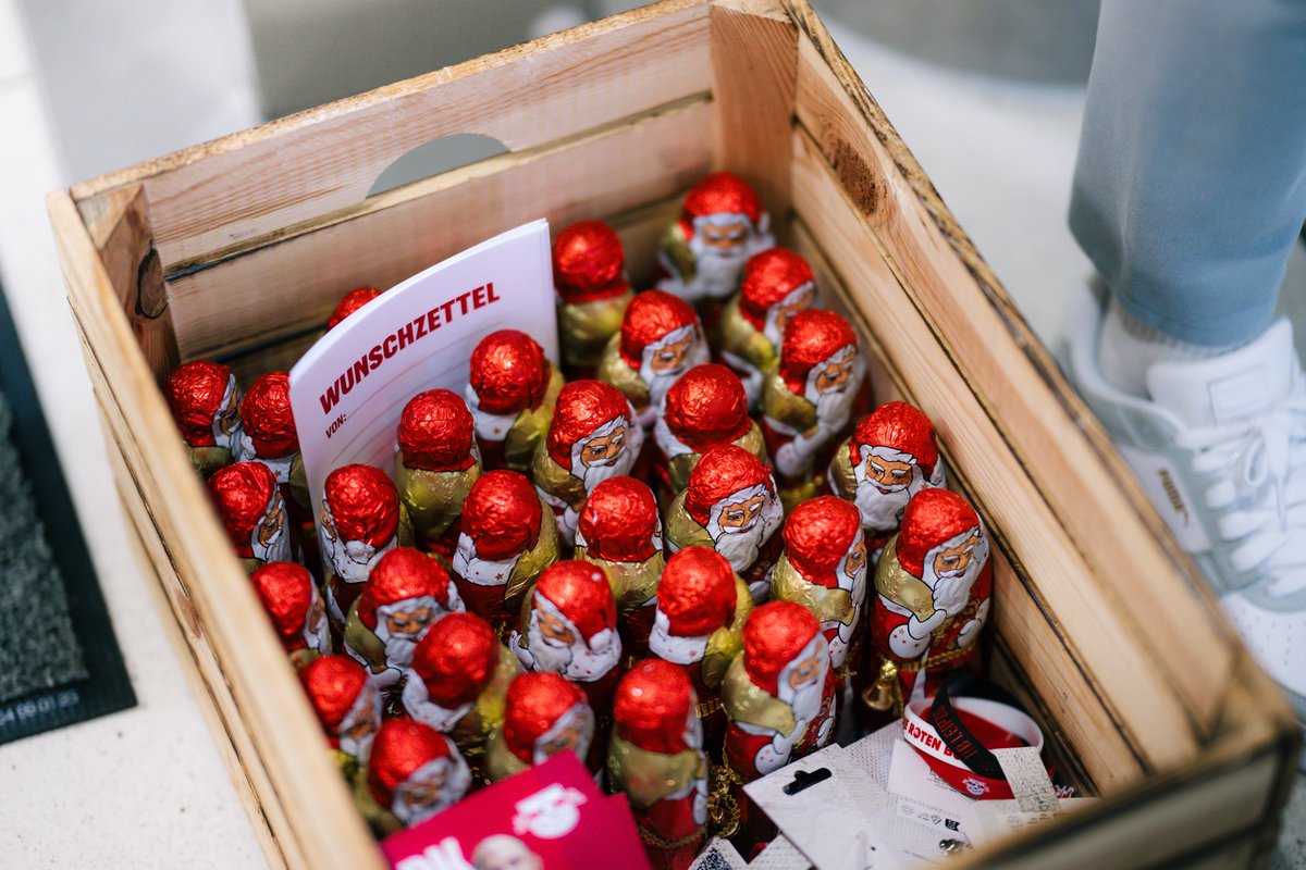 „Wenn einen solche Kinderaugen anschauen, das geht einem natürlich nahe und erdet auch.“

Unsere Roten Bullen waren am Dienstag mit der gesamten Mannschaft sowie dem Trainerteam in der Kinder- und Jugendmedizin der Uniklinik Leipzig zu Besuch.

Im Gepäck: Schoko-Weihnachtsmänner,