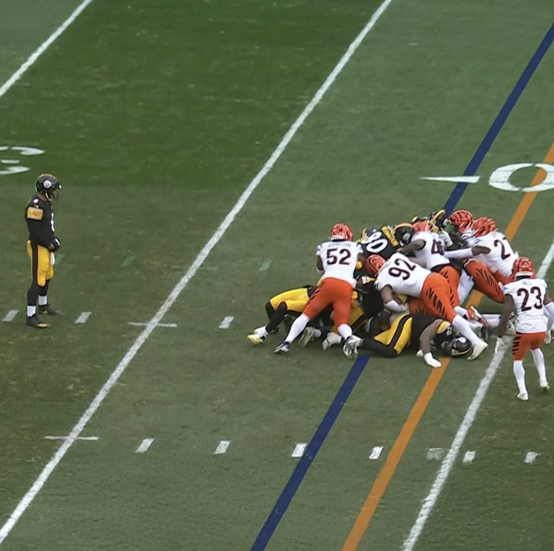 NFL_Memes's tweet image. Me on Thanksgiving doing absolutely nothing while everyone else helps make the food and set the table