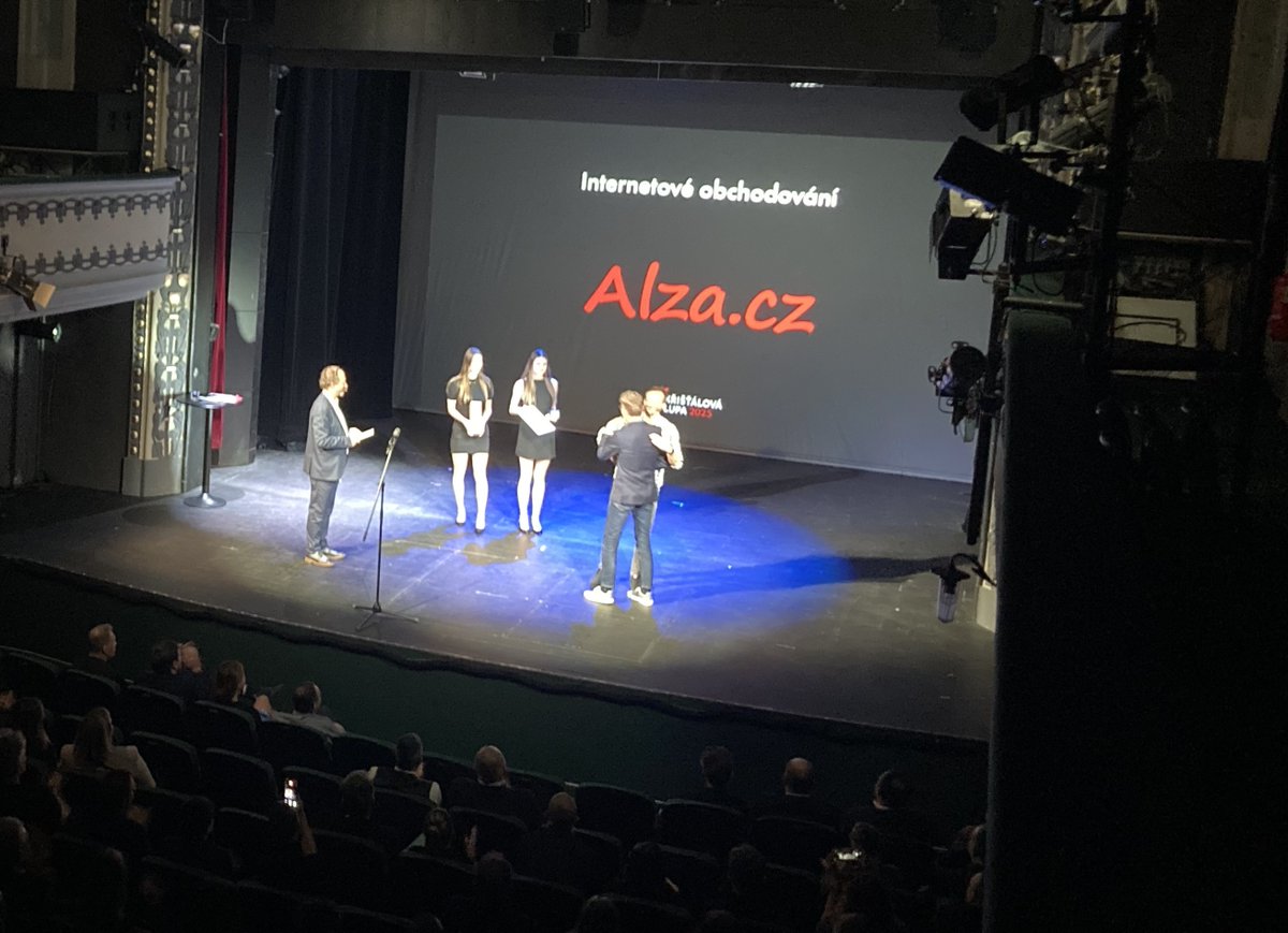 Kristalovka's tweet image. Vítezstvím v kategorii Internetové obchodování se pyšní @Alzacz. Petr Bena @BenaPb (místopředseda představenstva Alza.cz) si přebírá cenu od @tomas_braverman (CEO @slevomat) #kristalovka 🥈 @Zasilkovna 🥉 @knihydobrovsky #kristalovka