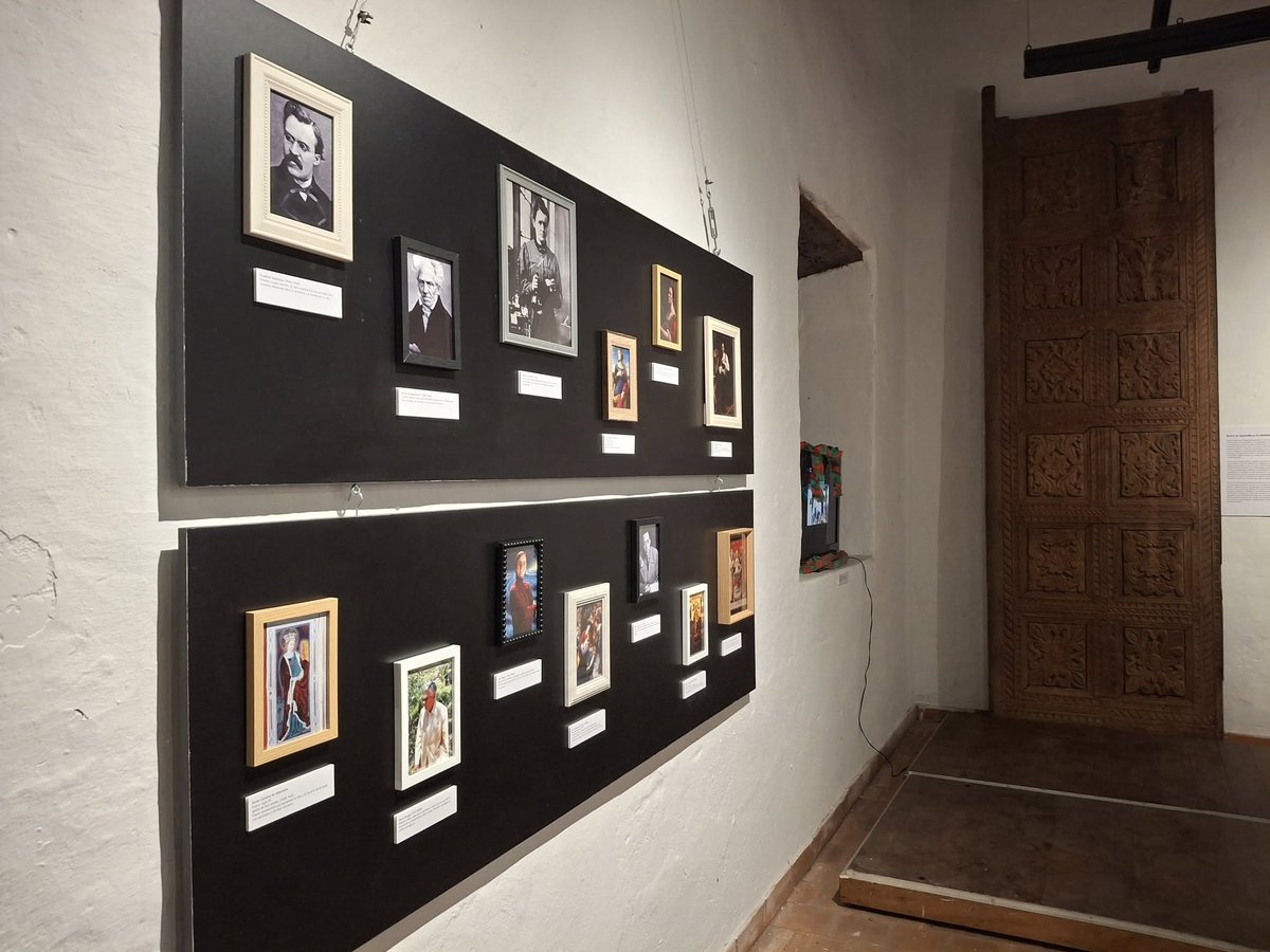 Panteón híbrido — Eje “Dos mundos”. Muestra: “Mi abuela creía en Dios, yo creía en ella”, 2025. Eduardo Quintana arma una constelación inesperada: 13 imágenes que no buscan necesariamente una conciliación, sino fricción productiva. Filósofos y científicos con Santa Catalina.