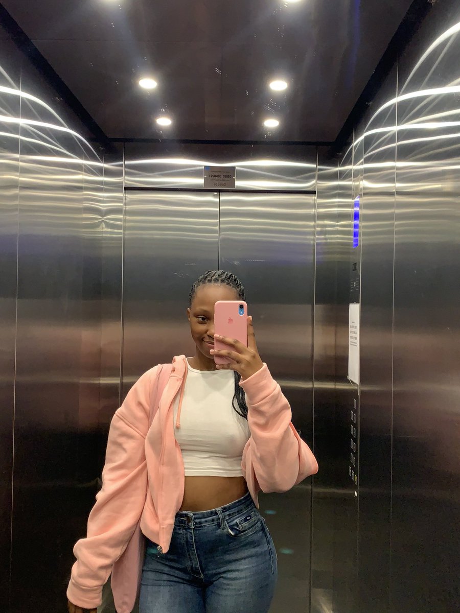 nokwandamhlong0's tweet image. 2023 

Niyabona why I need a new phone ? Mind you, it’s still working perfectly FINE with no cracks or nothing 😔