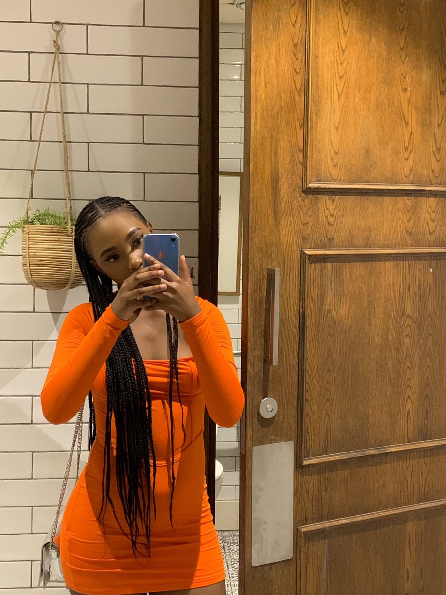 nokwandamhlong0's tweet image. 2023 

Niyabona why I need a new phone ? Mind you, it’s still working perfectly FINE with no cracks or nothing 😔