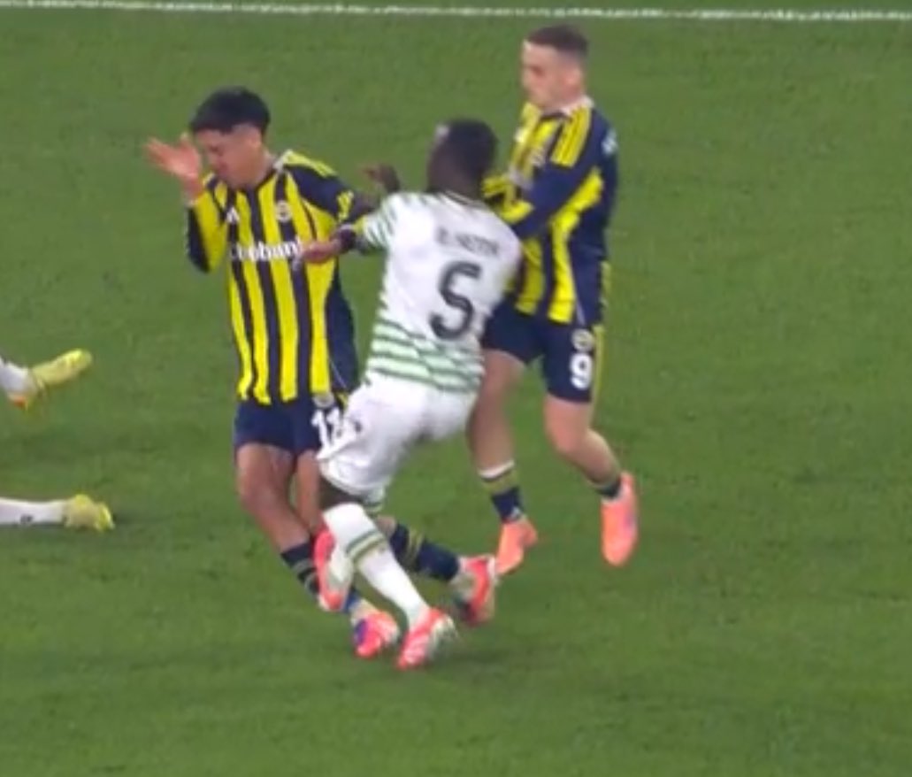 İlk yarıda kırmızı kartı es geçti hakem gibi soyunu sopunu