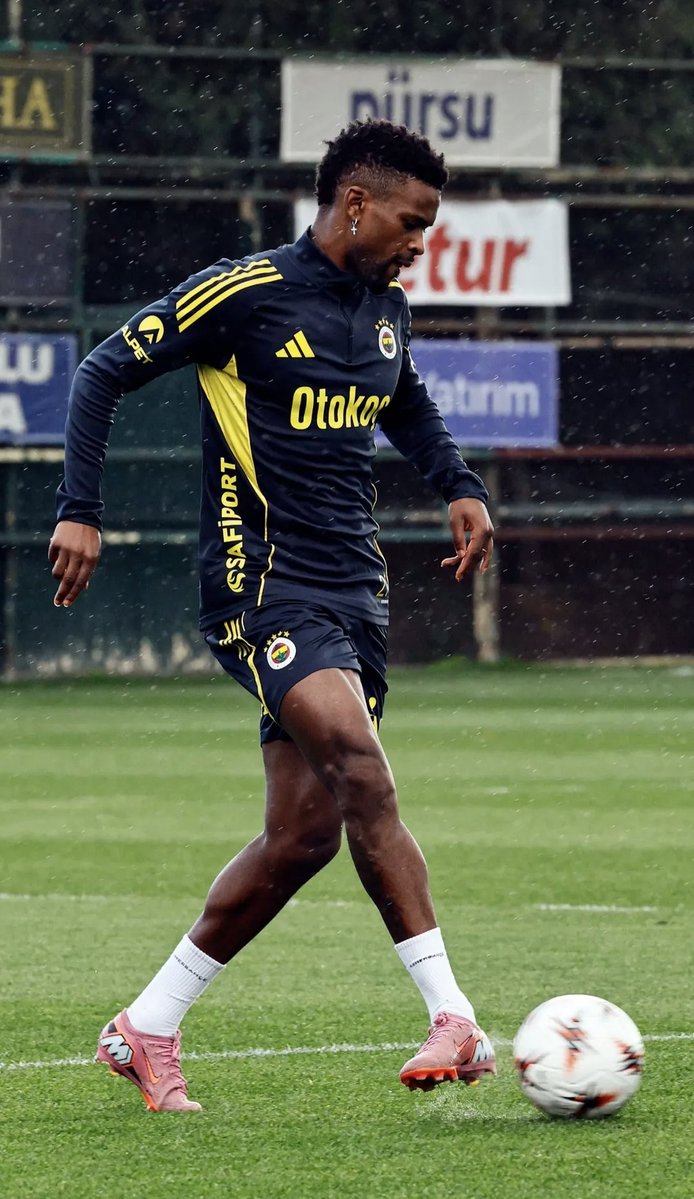 Sol bekede bir semedo lazım. Ayak degil bildigin kalem. Şiir gibi oynuyor🧿