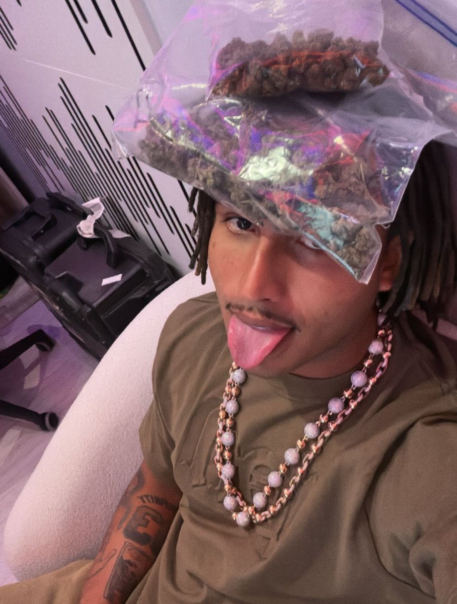 qgda30's tweet image. 🚨 Matue abriu o jogo! 

Rapper assumiu fazer uso de maconha.