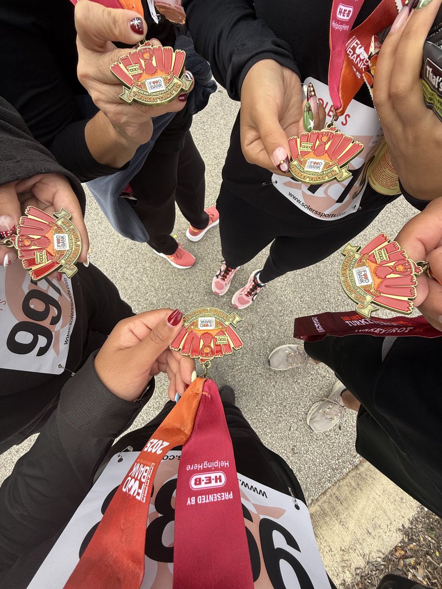 Sgt_Y's tweet image. 2025 5k Turkey Trot! Proud of my family. #Letsgo Ytuarte  Family