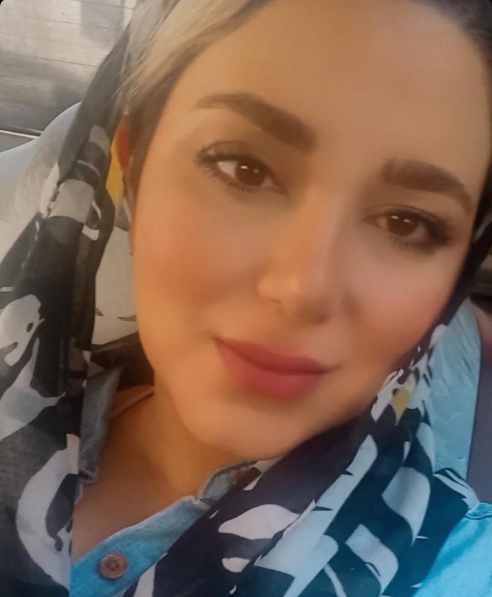 سالگرد بازیگر تئاتری است که با آرزوهایش دفن شد. آنقدر با باتوم به سرش زدند، به کما رفت و ۸ آذر ۱۴۰۱ جان داد. فراموشش نکنیم🖤
#مونا_چمنی