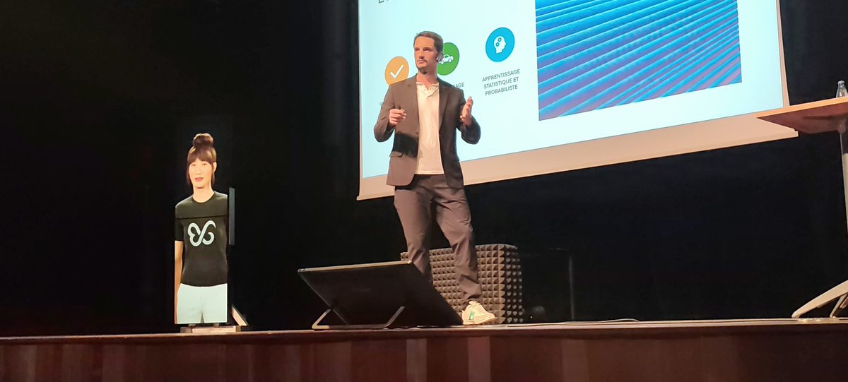 L'originalité: Anthony Gavend CEO d'#Evotech co-présente avec une #IA, qui s'appelle Eva (Evotech Virtual Assistant).
Vous avez déjà vu une conférence co-animée avec une #IntelligenceArtificielle? C'est osé, une prise de risque, mais génial!