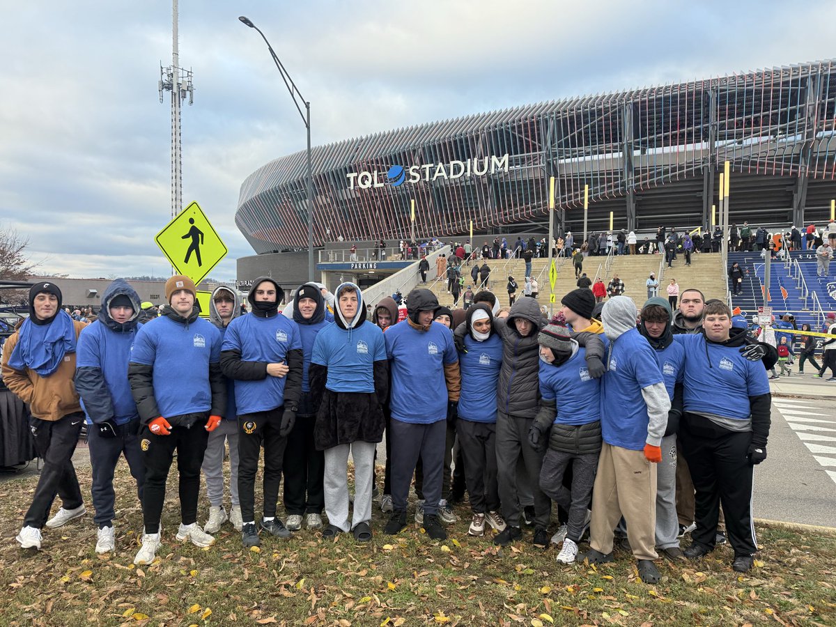 Happy TD Spartans!   The FB team celebrated 20th year volunteering at the Thanksgiving Day Run and was awarded the Birds of a Feather Award!   Great turnout by families! Proud to be part of this tradition and of all the Spartans who have taken part over the years!  Hail Spartans!