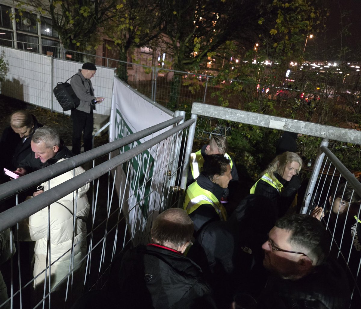Mit Alex Wehrle warten wir ewig darauf, dass Guantanamo die Pforten öffnet um uns rauslässt.
#Deventer Dreckskaff macht shitshow.