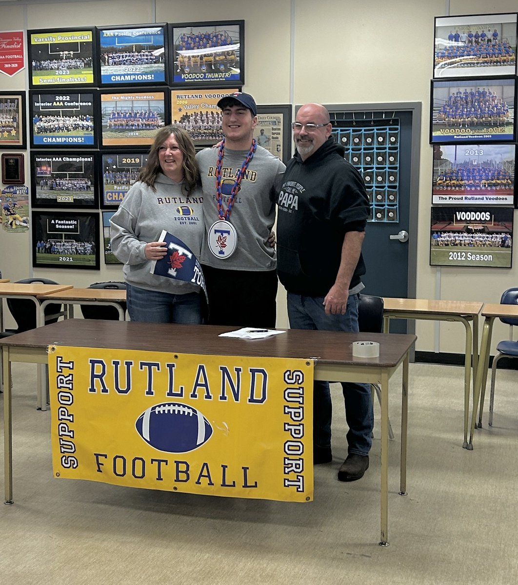 Carter_Cook7's tweet photo. I am extremely proud to announce that I have made my commitment for the next 4 years to the  University of Toronto Varsity Blues Football program. @UofTBluesFB @DAVarsityBlueFB @TommyKanichis!!! They laid out the plan committed to me early and they never wavered! Now the real work starts! I won't let the Varisty Blues Down!!!