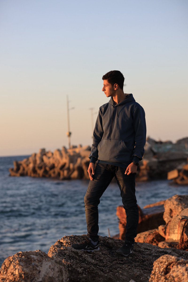 MusabAlShareef0's tweet image. يتساءل الجميع: كيف صبرنا؟
كيف تحملنا كل ما مررنا به؟
لا يعلمون أننا لم نُجبر يومًا، بل ابتُلينا فاستسلمنا لأمر الله بقلبٍ راضٍ.
فقدْنا من أغضى الناس على قلوبنا، وخسرنا أحلامًا كانت تسكن أرواحنا، ورأينا من المعاناة ما يكفي لسنين… ومع ذلك صبرنا.
لأن الله أنزل على قلوبنا سكينة لا…