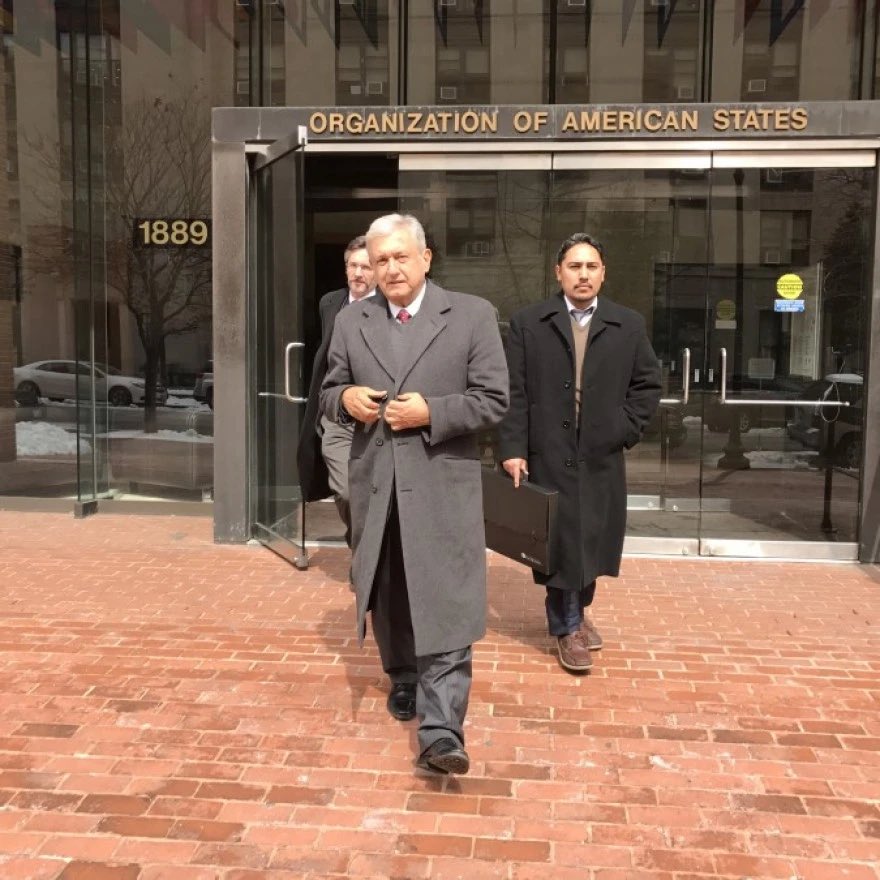 Esas bonitas ganas de arrodillarse ante el extranjero.