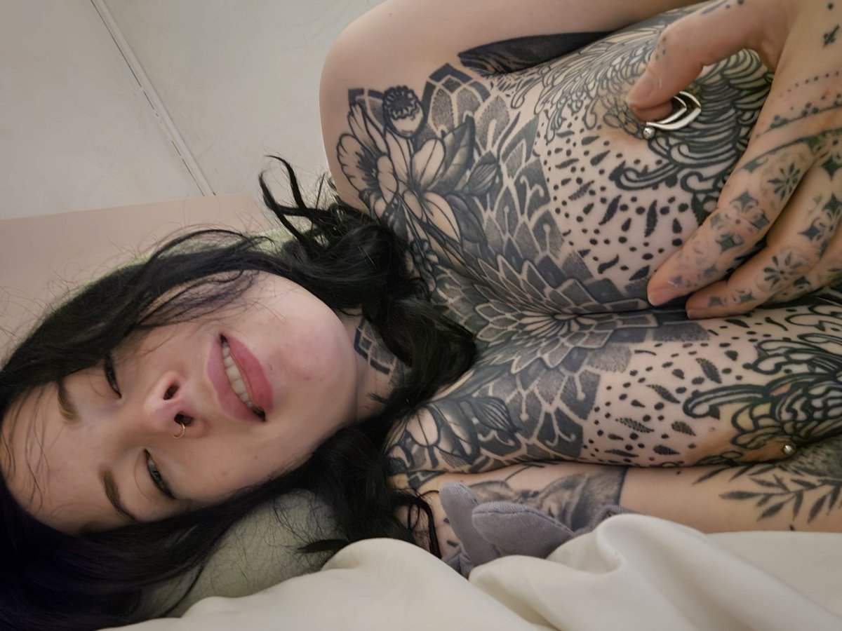 J'ai beau être toute cassée par ce déménagement, j'ai trop la dale!!!
Quelqu'un pour me démonter un bon coup avant de m'aider a monter mes meubles? 🥵🥵🥵
(P.s. avec un bon massage déstressant en supplément)