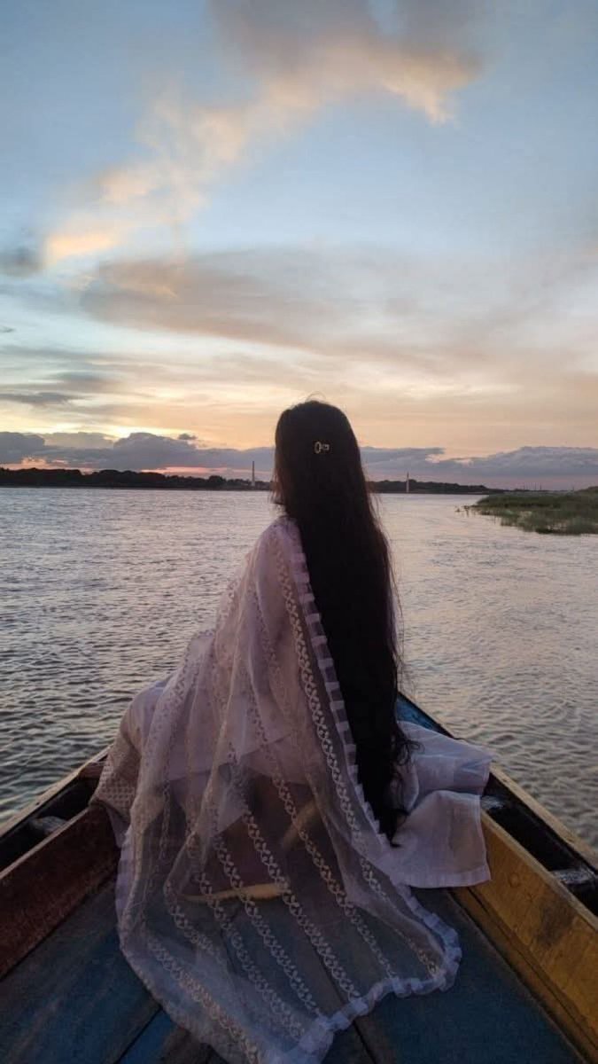 <a href="/immanjari10/">GuptaManjari</a> हमारे सामने आते ही नज़रें मोड़ लेते हैं,
शायद रिश्ते की डोर अब वो छोड़ चुके हैं।
भुला दिया जिस आसानी से उन्होंने हमें,
दर्द है… पर अब हम भी खुद को जोड़ चुके हैं।
💔💔