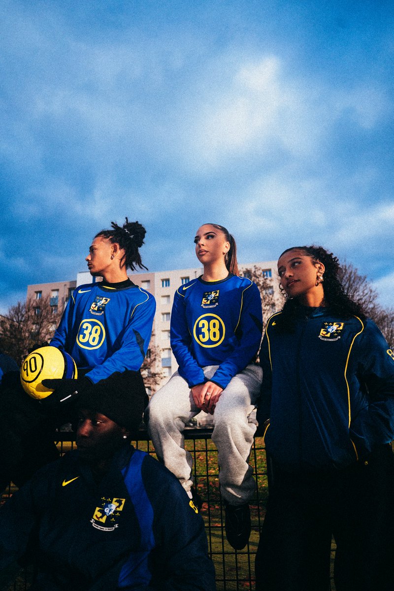 GF38_Officiel's tweet image. Total 90, c’était le maillot de ceux qui frappaient sans calcul.

Et cette énergie revient avec un nouvel accent.

Même attitude. Même confiance.
Sauf qu’ici, chaque détail est pensé pour raconter notre histoire.

Le 90 s’efface.
Le 38 s’impose.

"Total 38" est dispo maintenant !