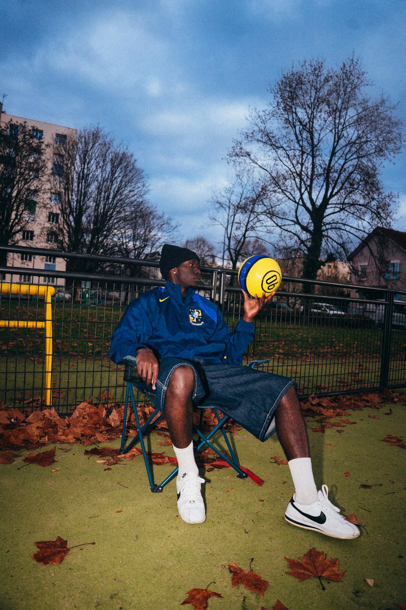 GF38_Officiel's tweet image. Total 90, c’était le maillot de ceux qui frappaient sans calcul.

Et cette énergie revient avec un nouvel accent.

Même attitude. Même confiance.
Sauf qu’ici, chaque détail est pensé pour raconter notre histoire.

Le 90 s’efface.
Le 38 s’impose.

"Total 38" est dispo maintenant !