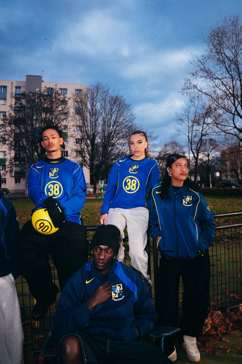 GF38_Officiel's tweet image. Total 90, c’était le maillot de ceux qui frappaient sans calcul.

Et cette énergie revient avec un nouvel accent.

Même attitude. Même confiance.
Sauf qu’ici, chaque détail est pensé pour raconter notre histoire.

Le 90 s’efface.
Le 38 s’impose.

"Total 38" est dispo maintenant !