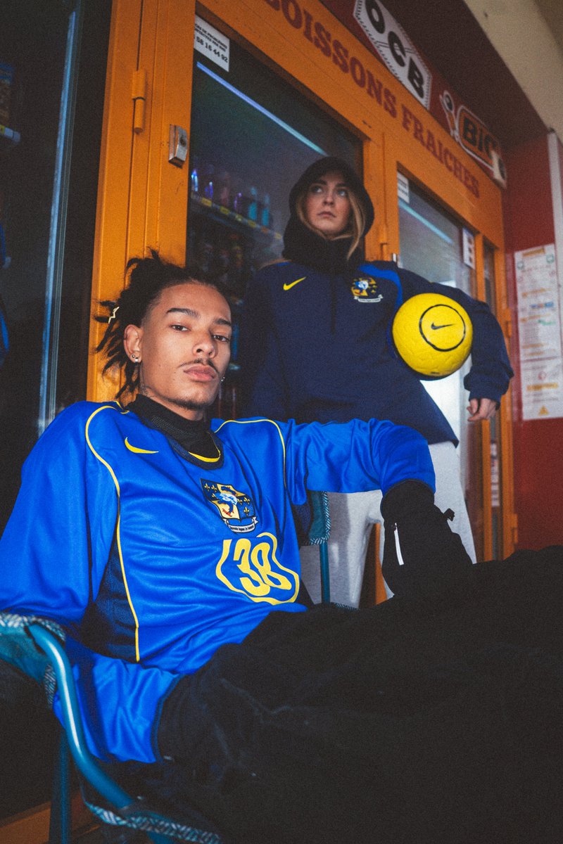 GF38_Officiel's tweet image. Total 90, c’était le maillot de ceux qui frappaient sans calcul.

Et cette énergie revient avec un nouvel accent.

Même attitude. Même confiance.
Sauf qu’ici, chaque détail est pensé pour raconter notre histoire.

Le 90 s’efface.
Le 38 s’impose.

"Total 38" est dispo maintenant !