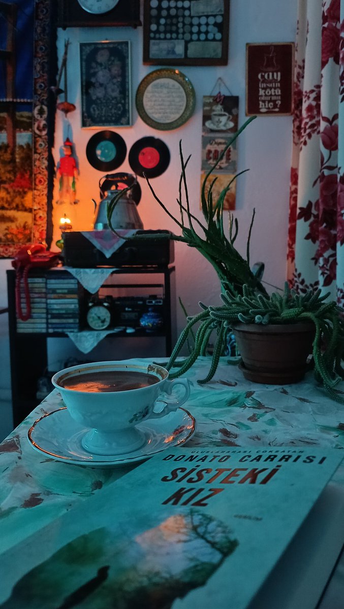 birsakinokur's tweet photo. Var herkesin bir bağımlılığı..☕📚

#iyigeceler #kahve #kitap https://t.co/VilfIa36rt
