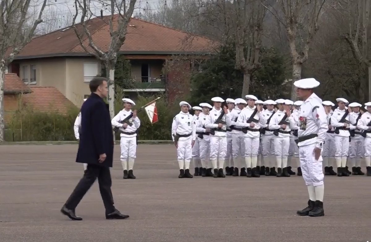 LucLefevre76's tweet photo. L'annonce du service militaire volontaire par @EmmanuelMacron, passant en revue les chasseurs alpins du 7eme BCA (ou je servis lors de mon service militaire 👍) #7bca #servicemilitaire https://t.co/u5a15robF6