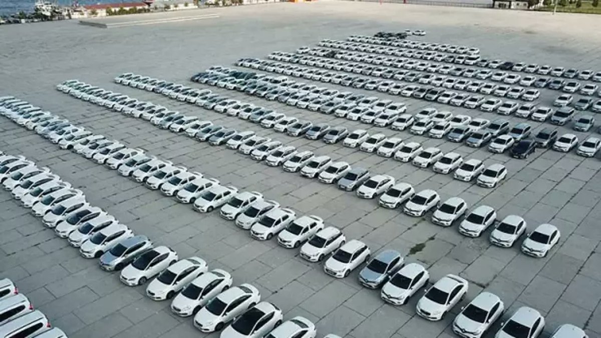 Elle tutulacak savunulacak hiç bir yanı yok. Bu adamın peşinden nasıl gidiyorlar anlamıyorum!
Ekrem İmamoğlu 2019'da Yenikapı'da bin 717 kiralık aracı sıralayıp "israf" diye bağırmıştı.
İşte Sayıştay raporu:
Kendisi 7 bin 784 araç kiralamış. Üstelik var görülüyor, ama dijitalde