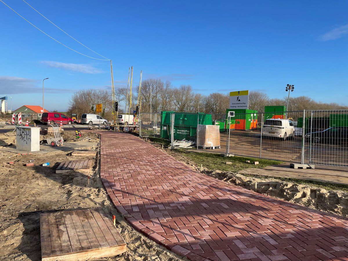 De werkzaamheden aan de N99 lopen op schema. Tot 8 december verbeteren we de verkeersveiligheid. Zo werken we aan de rotonde bij de Kooybrug. Ook krijgt de weg nieuw asfalt en verharden we de berm naast de weg. Na oplevering wordt de maximale snelheid 80 kilometer per uur.