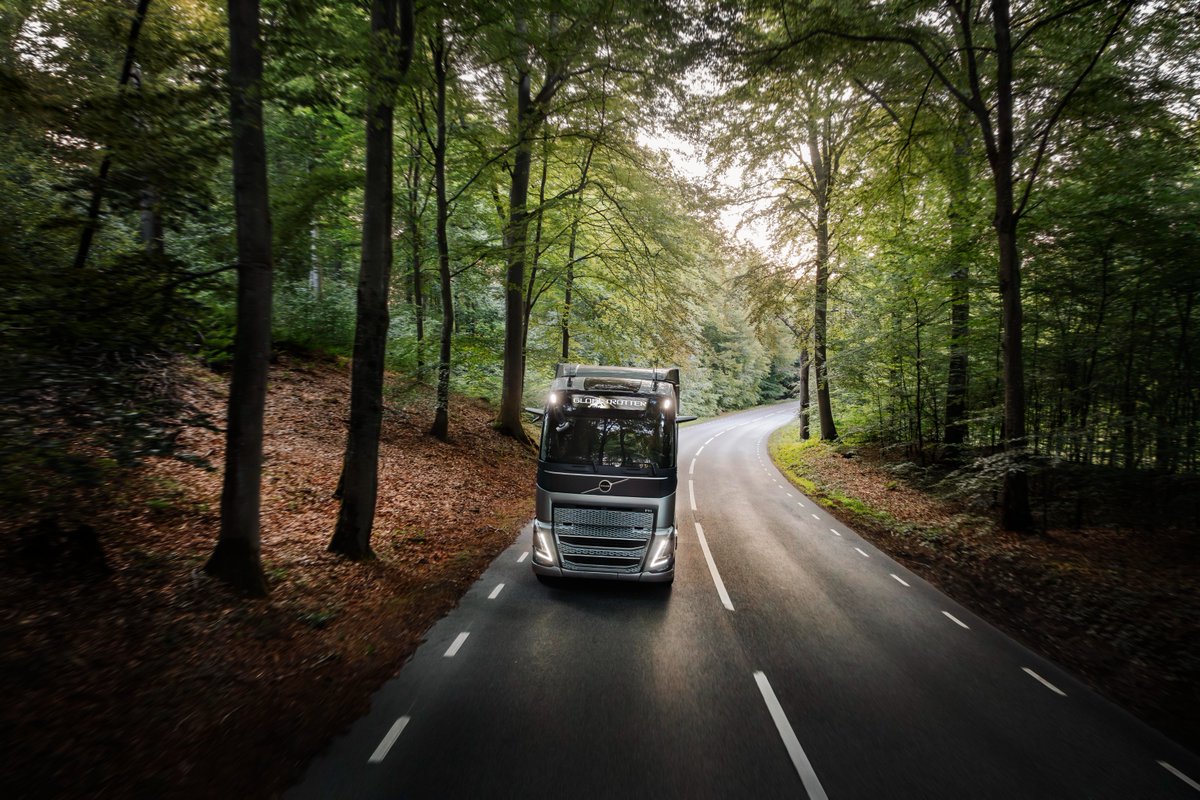 ThomannNFZAG's tweet image. Volvo Trucks stellt die neueste Generation seiner I-Roll-Technologie vor und erweitert diese erstmals um eine innovative Motor-Stopp/Start-Funktion.  Weiter Infos unter 👉 ow.ly/2Sp950XtsjA

#passionstattstandard #thomannnutzfahrzeuge #volvotrucks #30JahrePassion