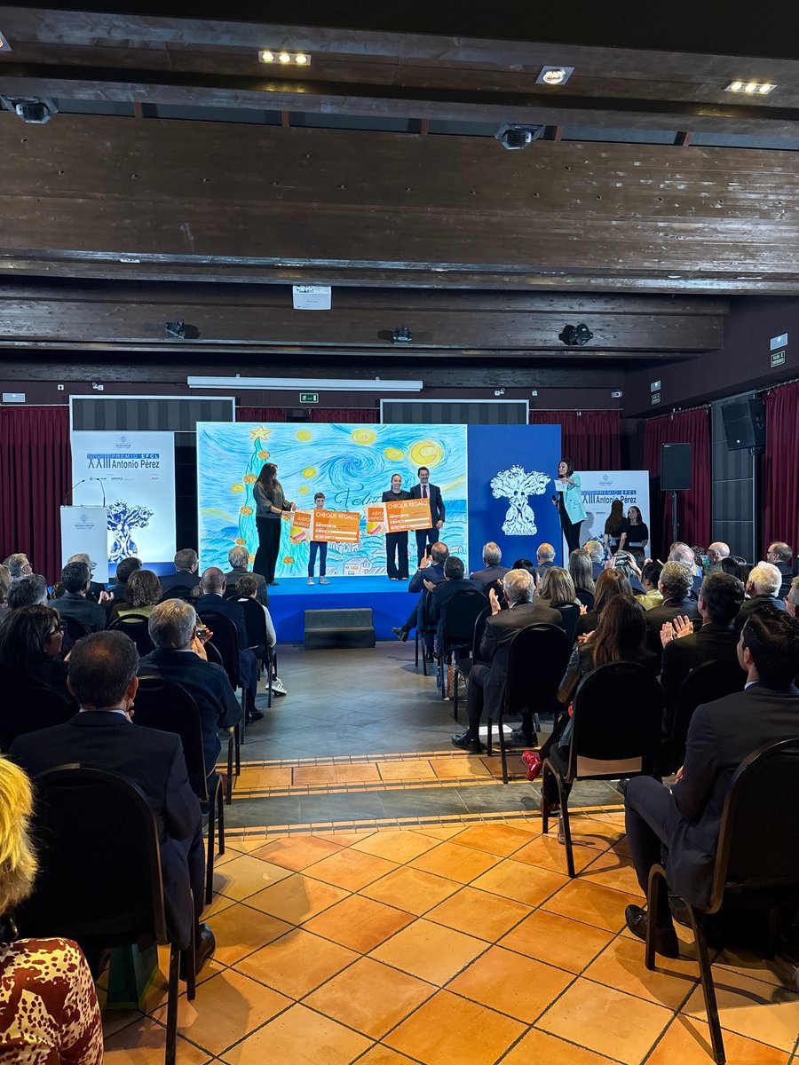 #PremioEFCL25: La presidenta del Fórum de Jóvenes de EFCL, Paloma Tejedor, hace entrega de los Premios de Dibujo Fórum Junior a César Gómez de  <a href="/ICONmultimedia/">ICON Multimedia</a> y Carmen Gómez de @comercialulsa