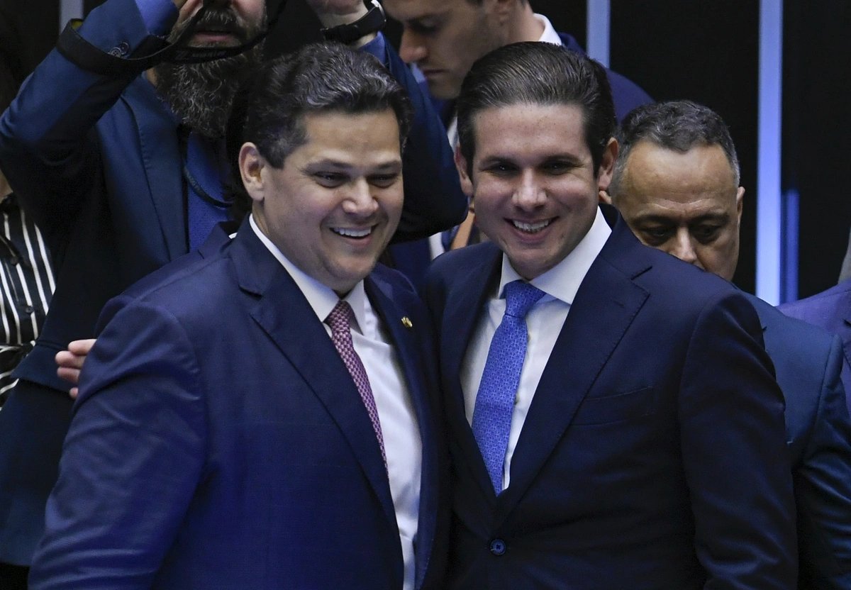 JFreiress_'s tweet image. Davi Alcolumbre e Hugo Motta passaram a boiada para devastar de vez o meio ambiente, derrubando os vetos do Lula no PL da devastação. A partir de hoje, serão os principais responsáveis por todas as tragédias ambientais que o Brasil sofrerá.

CONGRESSO DA MORTE