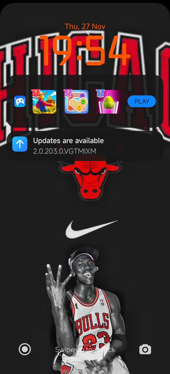 zannythemuse's tweet image. Lockscreen.              Homescreen.

Fun fact: I designed my lockscreen myself.