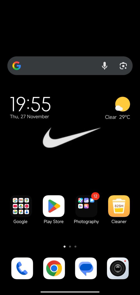 zannythemuse's tweet image. Lockscreen.              Homescreen.

Fun fact: I designed my lockscreen myself.