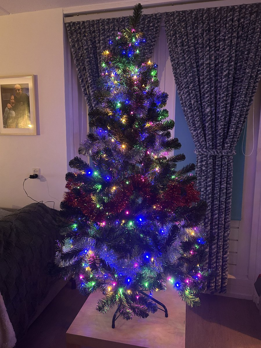 LvAPictures's tweet image. Daar issie dan! 😍🤩🎄🧑‍🎄

Nu nog m’n ballen en ornamenten een plekje geven.. druk bezig! 🥳

#Kerst #Christmas #ChristmasTree #Kerstboom